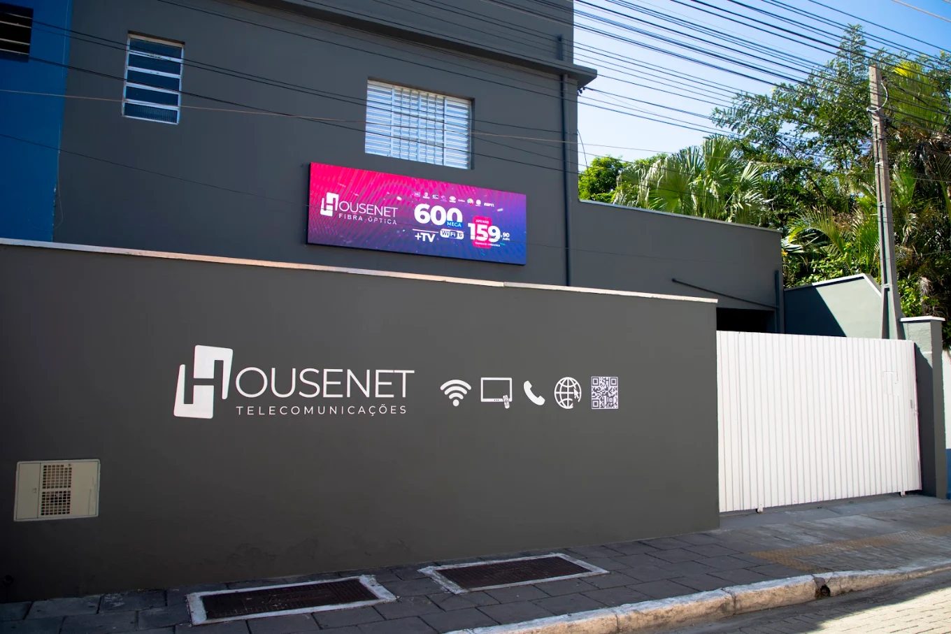 Fachada da Housenet em São Sebastião